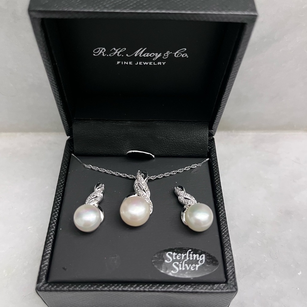 NWT R.H. Macy & Co. Cultured Pearl Set Earring and Necklace